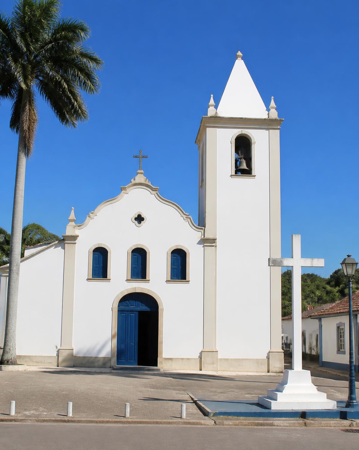 Igreja simples com torre de sino em praça de cidade brasileira do interior